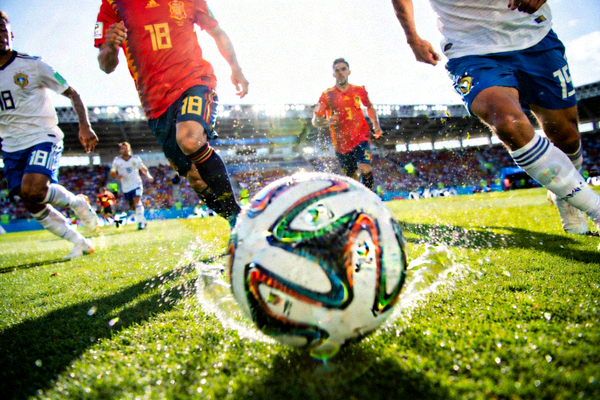 世界杯足球比赛精彩瞬间，球员在绿茵场上竞技